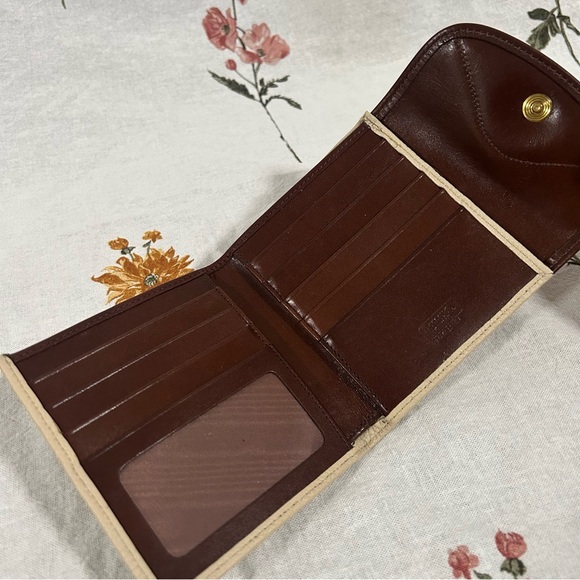 Vintage Dooney and Bourke All Weather Leather Wallet - Picture 5 of 9